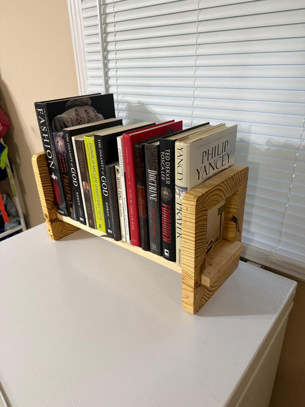 Adjustable Desktop Bookshelf