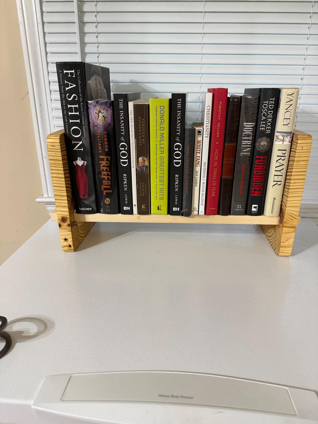 Adjustable Desktop Bookshelf